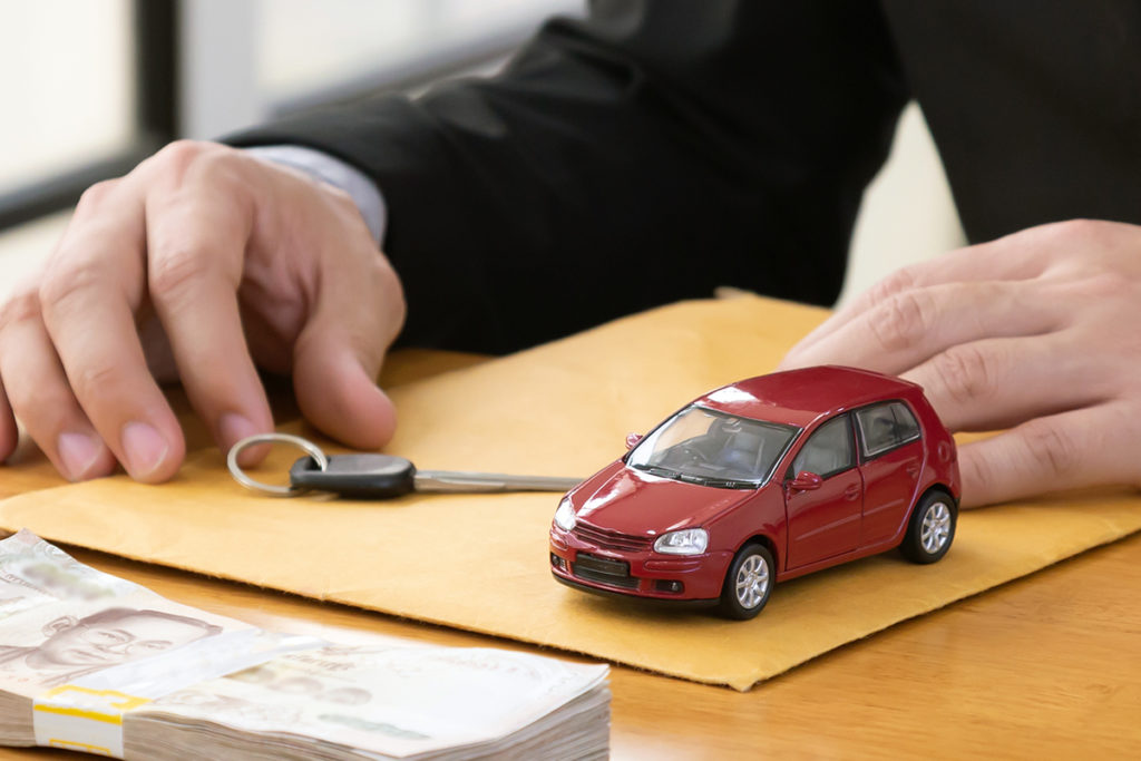 деньги в машине. автокредит под залог. займ под залог автомобиля. автомобиль в залоге. автокредит под залог.