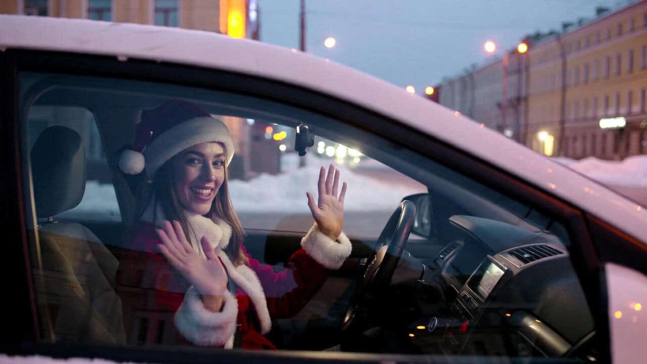 Новогодняя шапка и улыбка могут улучшить настроение другим водителям Новогодняя шапка и улыбка могут улучшить настроение другим водителям