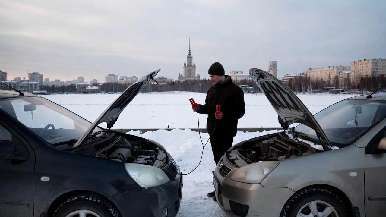 При разрядившемся аккумуляторе попробуйте «прикурить» авто от другой машины При разрядившемся аккумуляторе попробуйте «прикурить» авто от другой машины